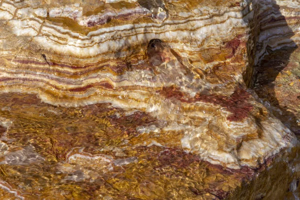 Agua Que Fluye Sobre Una Superficie Piedra Rayada Marrón —  Fotos de Stock