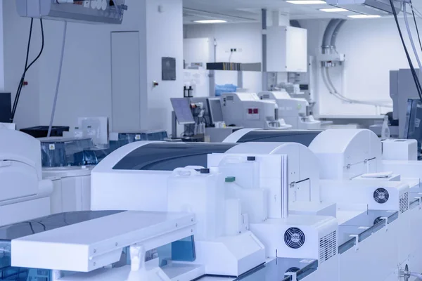 Медицинская Лаборатория Включающая Большое Количество Аппаратов Технического Оборудования — стоковое фото