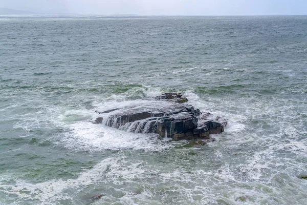 Παράκτια Λεπτομέρεια Βράχο Και Χλοοτάπητα Δει Στην Ιρλανδία — Φωτογραφία Αρχείου