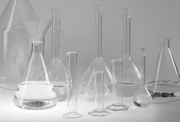 Verscheidenheid Van Gedeeltelijk Gevuld Laboratoriumglaswerk — Stockfoto