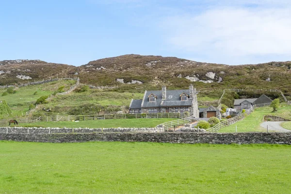 Традиционный Дом Окружающие Каменные Стены Видели Западной Ирландии — стоковое фото