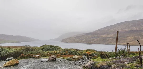 アイルランドのゴールウェイ郡にあるコンネマラの牧歌的な水辺の風景 — ストック写真