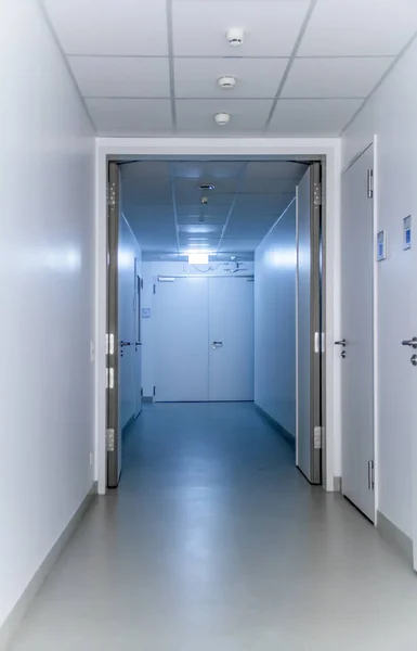 Koridor Terang Biru Termasuk Beberapa Pintu — Stok Foto