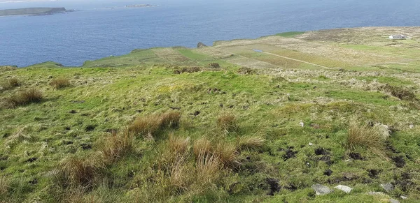 アイルランド西部のコンネマラ地方のスカイロード周辺の牧歌的な海岸風景 — ストック写真