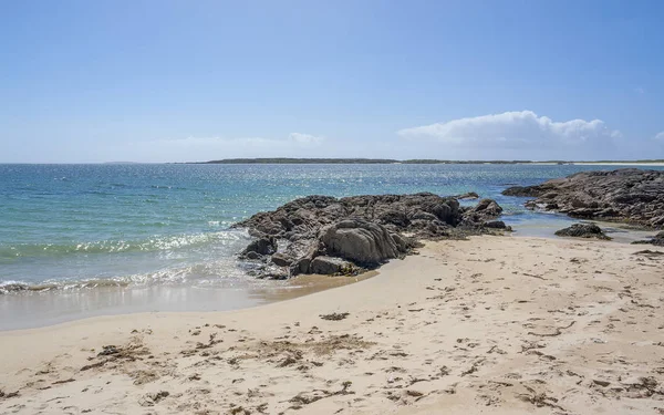 アイルランドのクリッデン周辺の日当たりの良い海岸風景 — ストック写真
