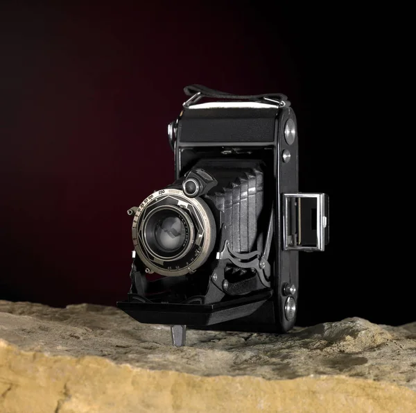 Nostalgický Fotoaparát Kamenný Povrch Tmavě Zad — Stock fotografie