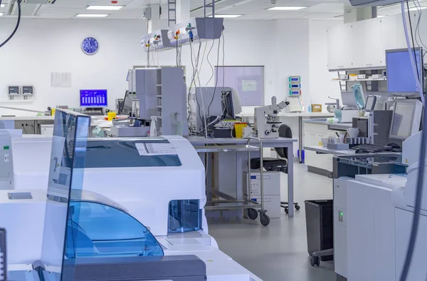 Laboratorio Médico Que Incluye Gran Cantidad Aparatos Equipos Técnicos — Foto de Stock