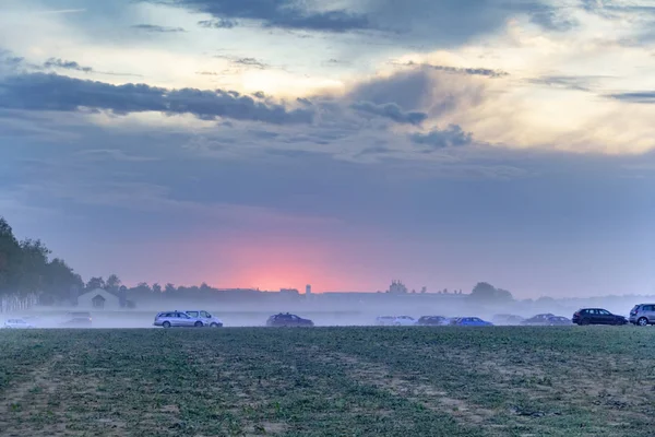 Polvoriento Espacio Estacionamiento Paisaje Campo Que Incluye Montón Coches Cubiertos — Foto de Stock