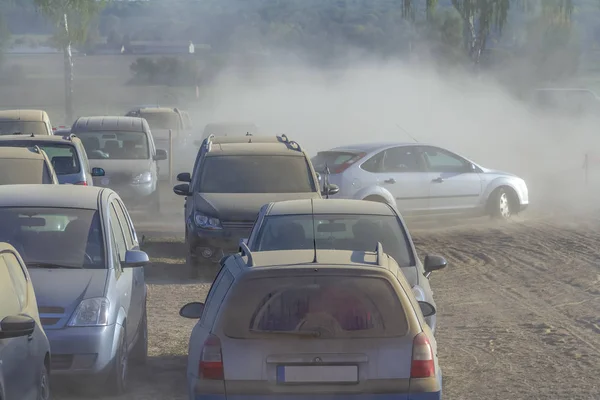 德国南部的一个场地上尘土飞扬的停车场景观 包括傍晚时分布满灰尘的汽车 — 图库照片
