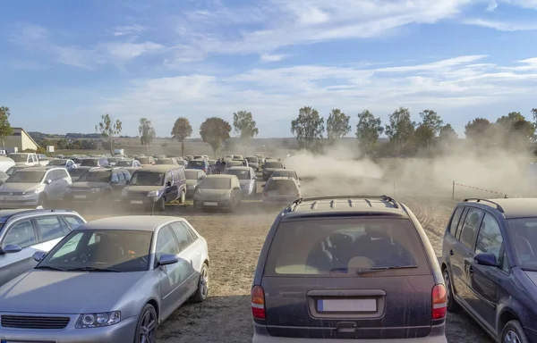 Dusty Parking Space Scenery Field Including Lots Dust Covered Cars — Stock Photo, Image