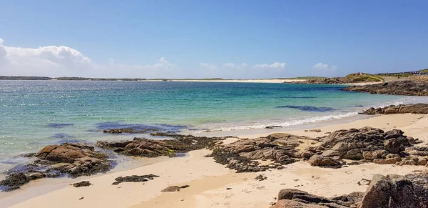 アイルランドのクリッデン周辺の日当たりの良い海岸風景 — ストック写真