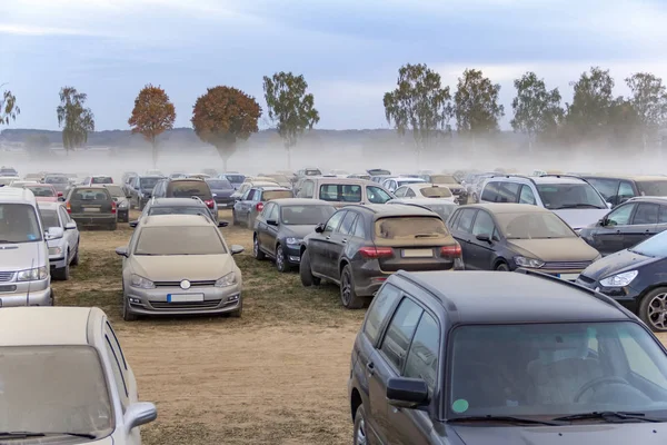 Polvoriento Espacio Estacionamiento Paisaje Campo Que Incluye Montón Coches Cubiertos — Foto de Stock