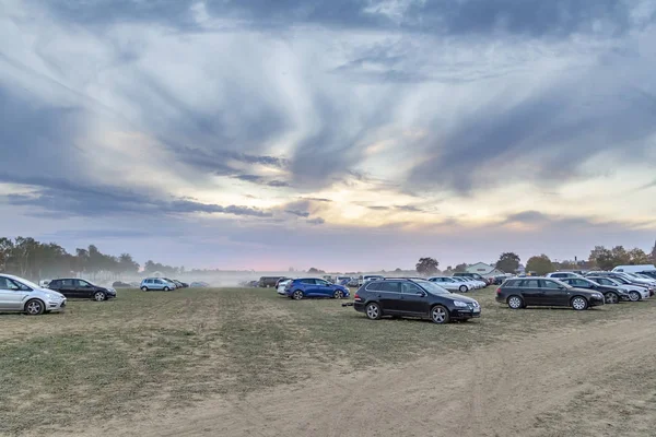 Polvoriento Espacio Estacionamiento Paisaje Campo Que Incluye Montón Coches Cubiertos — Foto de Stock