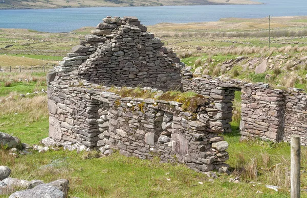 アイルランドのコンネマラ地方で見られる家の廃墟を示すリアス式風景 — ストック写真
