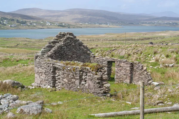 Rivierlandschap Met Een Ruïne Van Een Huis Gezien Connemara Een — Stockfoto