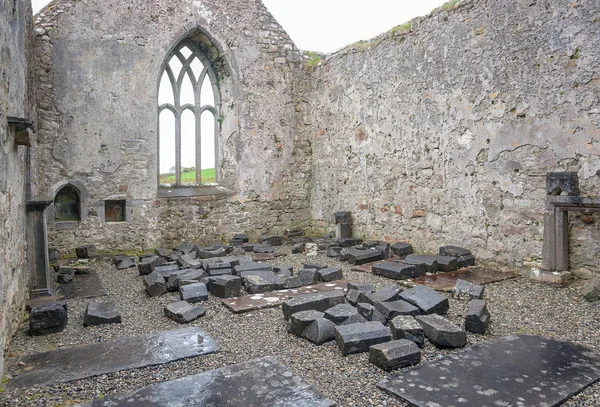 Krajobraz Wewnątrz Stare Ruiny Kościoła Cmentarza Connemara Region Irlandii — Zdjęcie stockowe