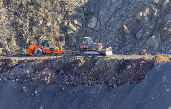 Roller Compactor Bulldozer Stony Hillside Ambiance — стоковое фото