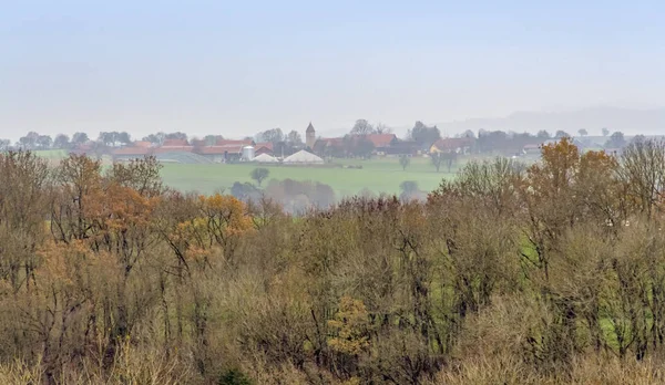 Pueblo Rural Distante Detrás Paisajes Forestales Otoño —  Fotos de Stock