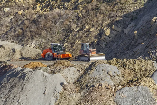 Berg Komprimator Och Bulldozer Stenig Hillside Atmosfär — Stockfoto