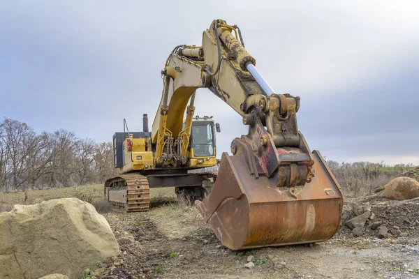 Uma Escavadora Amarela Ambiente Pedregoso — Fotografia de Stock