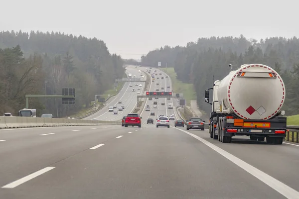 Autostrady Mglisty Krajobraz Czasie Zimy Południowych Niemczech — Zdjęcie stockowe