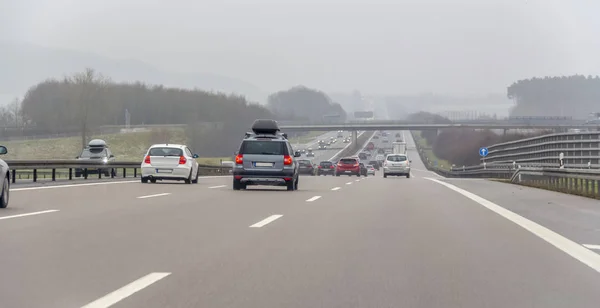 Autostrady Mglisty Krajobraz Czasie Zimy Południowych Niemczech — Zdjęcie stockowe