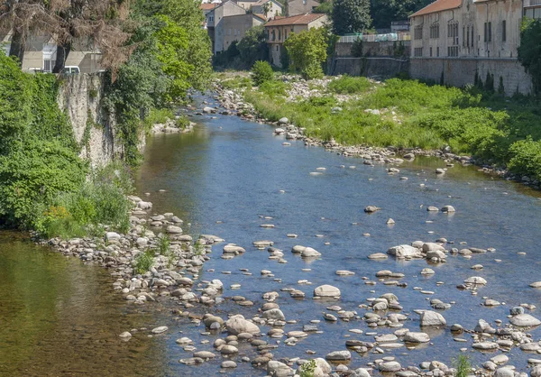 フランス南部の Volane 川沿いに位置するヴァルス アルデーシュのコミューン周辺の風景 — ストック写真