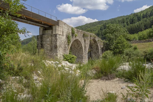 南フランスのアルデーシュ川歴史的な石造りの橋 — ストック写真