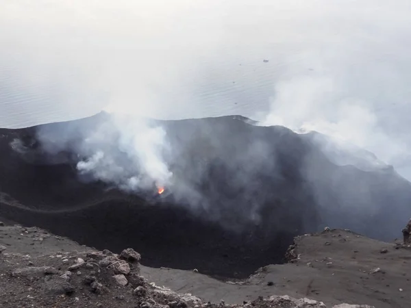 斯特罗姆博利山的火山口 — 图库照片