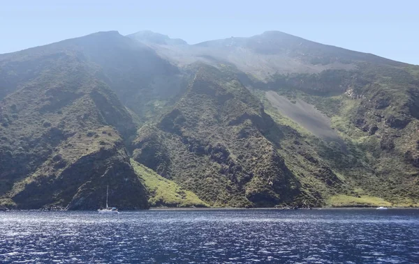Вулкан на острові Острів Стромболі — стокове фото