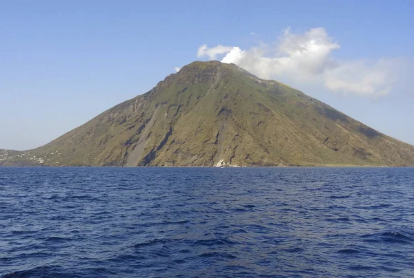 Вулкан на острові Острів Стромболі — стокове фото