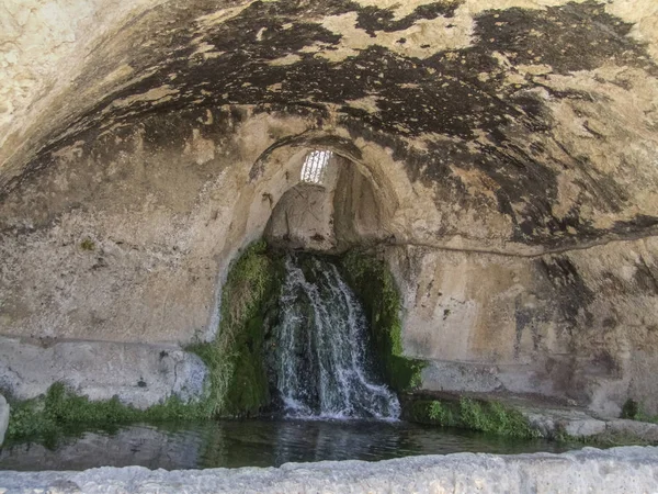 Ancient fountain in Syracuse — Stock Photo, Image