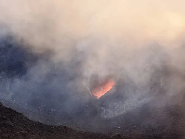 ストロンボリ山のクレーター — ストック写真