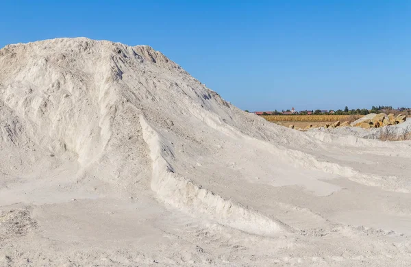 Branco Árido Estragar Pilha Frente Rural Volta Hora Verão — Fotografia de Stock