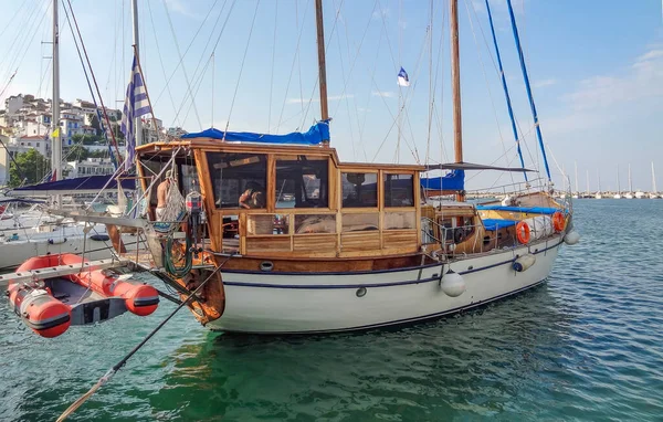 ギリシャのスポーラデス島群のスコフェロス近くに停泊する木製ボート — ストック写真
