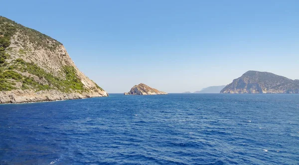 ギリシャのスコフェロス近くの島 — ストック写真