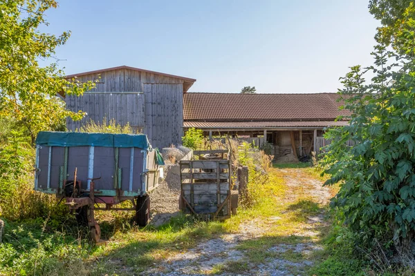 Soligt Jordbrukslandskap Med Släpvagn Och Lador — Stockfoto