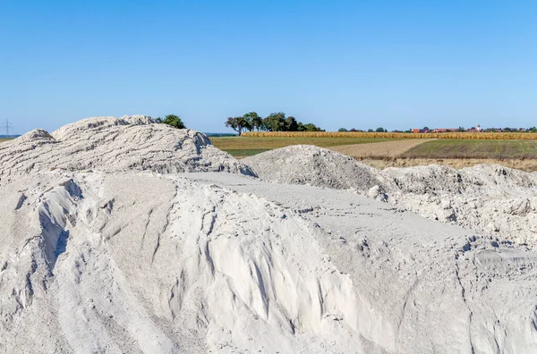 Vit Arid Spole Högen Framför Landsbygden Tillbaka Sommaren — Stockfoto