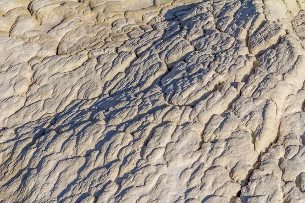 フルフレーム抽象的なでこぼこ泥の背景 — ストック写真