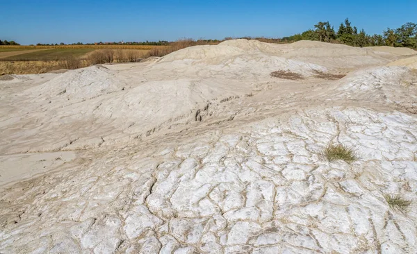 Cenário Árido Ensolarado Incluindo Lotes Terra Seca Fissurada — Fotografia de Stock