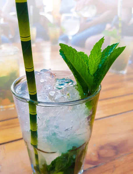 Cocktail Chiamato Mojito Sulla Superficie Legno Atmosfera Festa — Foto Stock