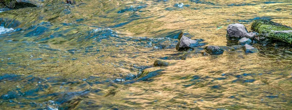 Primo Piano Colpo Acqua Che Scorre Piccolo Fiume — Foto Stock