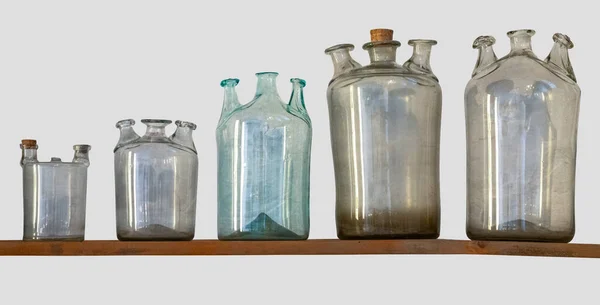 Viele Historische Glasflaschen Auf Einem Regal Grauer Rückseite — Stockfoto