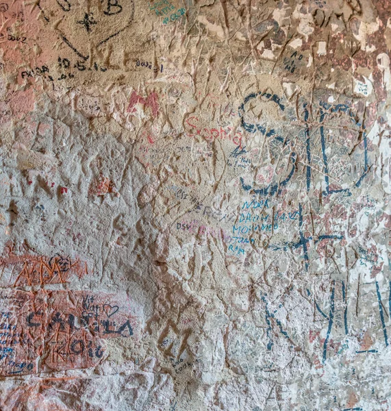 Bir Sürü Grafiti Etiketi Ile Kaplı Tarihi Bir Duvar — Stok fotoğraf
