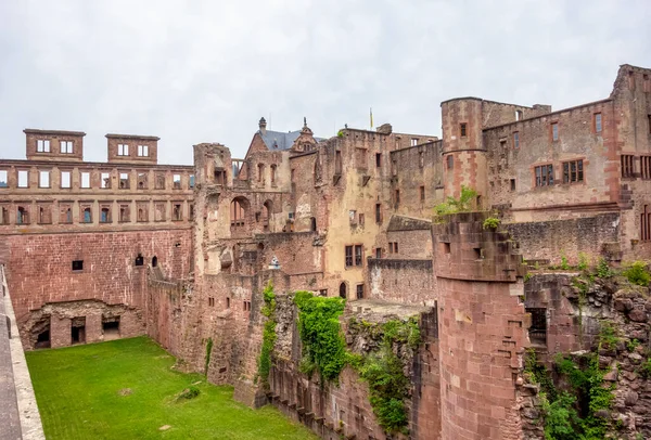 ドイツのハイデルベルク城の遺跡夏時間 — ストック写真