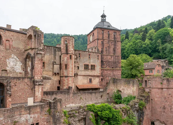 ドイツのハイデルベルク城の遺跡夏時間 — ストック写真