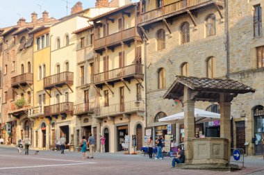 Piazza Grande, turistler önünde Ortaçağ dört katlı konutlar - Arezzo, Toskana, İtalya, 24 Eylül 2011