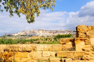 Modern bloklarını daireler sadece bir taş atımı mesafede Vadisi tapınak - Agrigento, Sicilya, İtalya