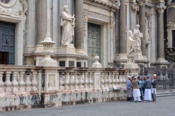 Grupo Hombres Musulmanes Piazza Duomo Frente Catedral Católica Romana Dedicada — Foto de Stock