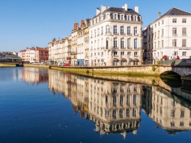 Quai Amiral Dubourdieu Nive Nehri - Bayonne, Fransa, 1 Eylül 2014 yılında binaların yansımalar